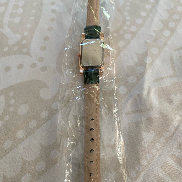 Nice green watch - Picture 5 of 5